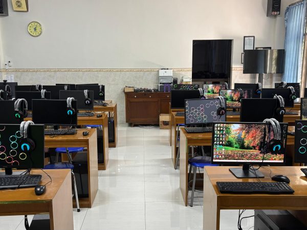 Ruang Laboratorium Komputer Ruang Laboratorium Komputer