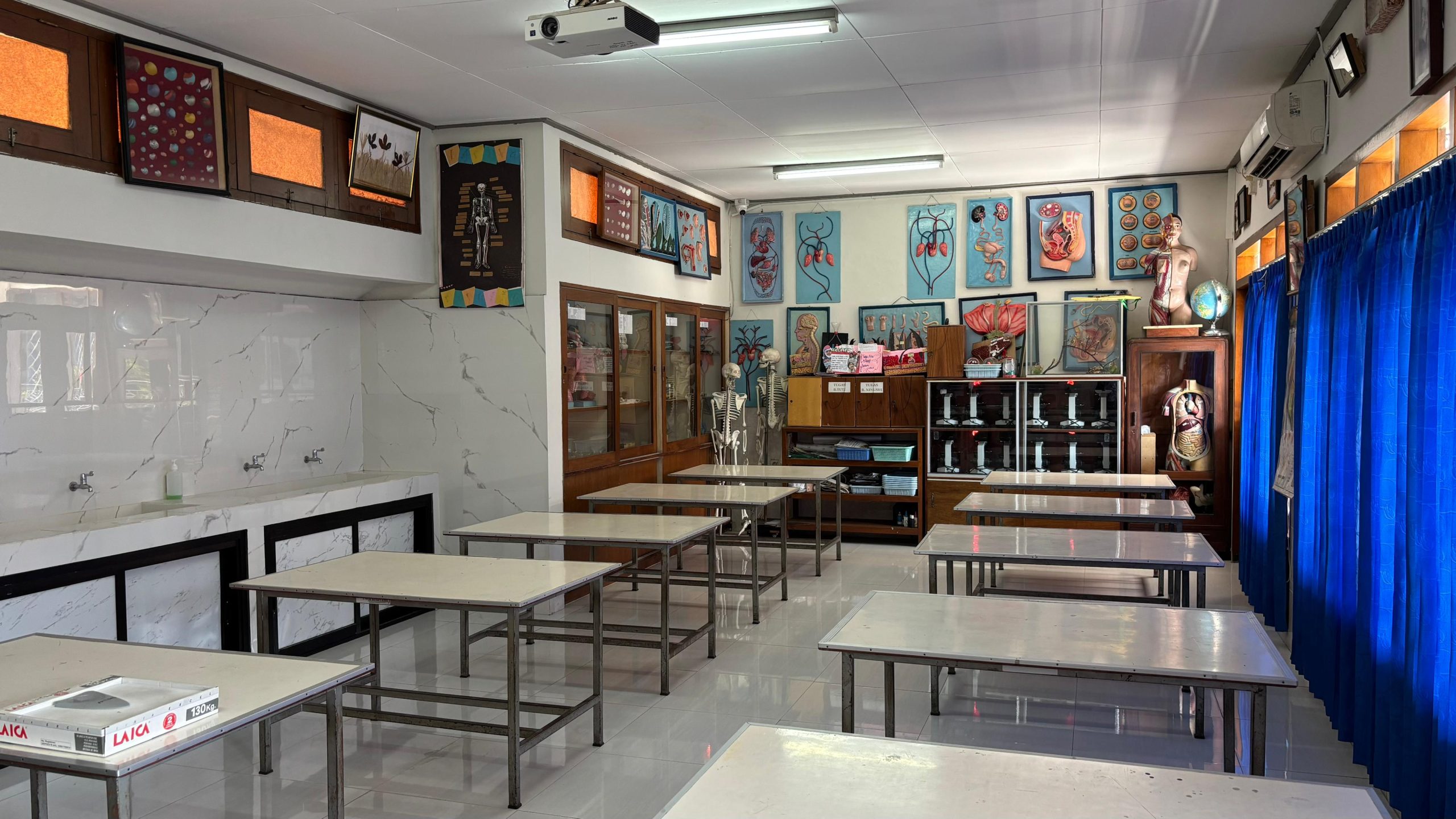 Ruang Laboratorium Biologi
