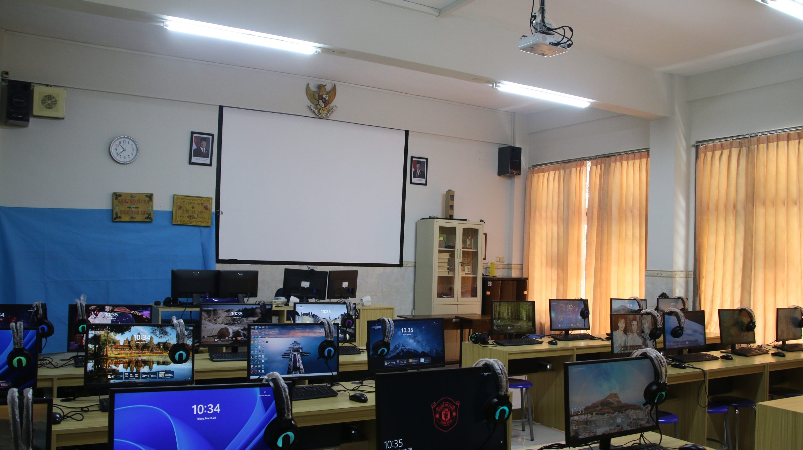 Ruang Laboratorium Bahasa Ruang Laboratorium Bahasa
